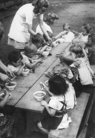 Kinderspeisung in Gelsenkirchen um 1946. Foto: Stadtarchiv Gelsenkirchen