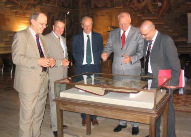 Prof. Dr. Christoph Stiegemann, Prof. Dr. Matthias Wemhoff, beide Ausstellungsgesellschaft Canossa 1077, Paderborn, Dr. Ambrogio Piazzoni, Vize-Präfekt der Biblioteca Vaticana, Dr. Gerd Westdickenberg, Botschafter der Bundesrepublik Deutschland am Heiligen Stuhl, Wolfgang Walter, Kulturdezernent der Stadt Paderborn