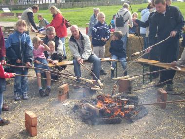 Am offenen Feuer können Besucher in Lage am Sonntag Stockbrot backen. Foto: LWL