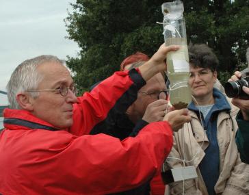 Dr. Heinrich Terlutter (links) zeigt den frischen Garnelenfang aus dem Mittellandkanal. <br/>Foto: LWL/Crazius