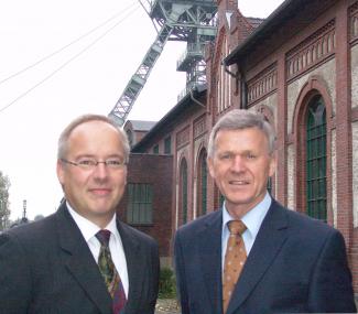 LWL-Kulturdezernent Prof. Dr. Karl Teppe (r.) hat am Dienstag (04.10.) Dirk Zache als neuen Chef des Westfälischen Industriemuseums mit seinen acht Standorten begrüßt.  <br/>Foto: LWL/Hudemann