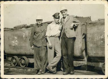 Antonio Usai (M.), um 1960 mit einen Kollegen vor der Zeche Hugo in Gelsenkirchen. <br/>Foto: privat