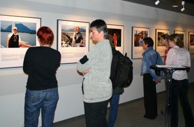 Nachdenklich stimmt die Fotoausstellung im Naturkundemuseum Münster die Museumsbesucher. Das Leben indianischer Schüler, die Zwangsweise ein Internat besuchen mussten, wird mittels Porträtfotos und Interviewauszügen beleuchtet.<br>Foto: LWL/Knoche<br />