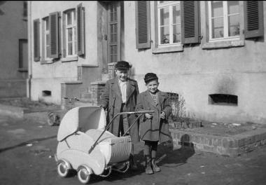 Kinder in der Bergarbeitersiedlung ¿Am Rü-benkamp¿, 1953.<br>Repro: LWL<br />