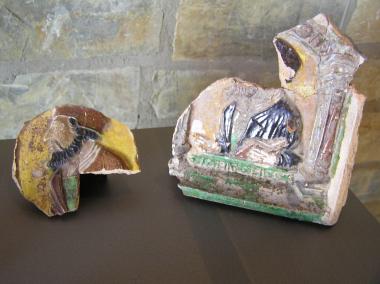 Aufwändig verzierte Ofenkacheln aus der Renaissance aus der aktuellen Ausgrabung am Kötterhagen in Paderborn.<br/>Foto: LWL/Spiong.