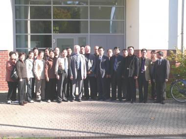 Prof. Dr. Norbert Reimann (Bildmitte) und Mitarbeiter begrüßten 25 Gäste aus China im Archivamt des Landschaftsverbandes Westfalen-Lippe (LWL).   <br>Foto: LWL<br />