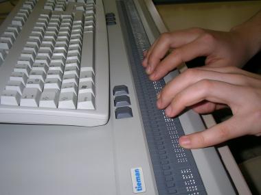 Mit Hilfe eines Braille-Displays kann ein blinder Mensch am Com-puter arbeiten. <br>Foto: LWL<br />