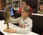 Karolin (8) freut sich, ihren Lieblingsvogel beim Sil-houettenspiel besser kennen gelernt zu haben und ihn einmal streicheln zu können. <br>Foto: LWL/Lehrig<br />