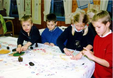 Mit Holzmodeln können Kinder am Sonntag in Bocholt Stoffe bedrucken. <br>Foto: LWL<br />