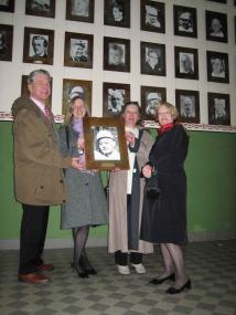 Familie Rusch mit dem Porträt des Bergmanns Wilhelm Rusch: v.r.n.l.: Sohn Wolfgang Rusch, Enkelin Silke Rusch sowie die Töchter Alwine Rusch und Angelika Vollmar.<br>Foto: LWL<br />