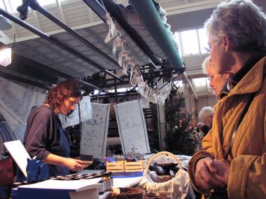 Auch handbedruckte Stoffe gehören wieder zum Sortiment beim Adventsmarkt im LWL-Textilmuseum Bocholt. <br>Foto: LWL/Holtappels<br />