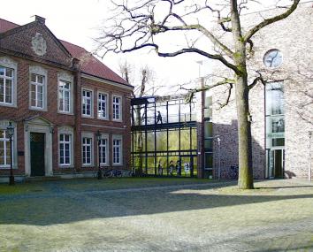 Der Neubau des Lüdinghausener Rathauses (rechts) ist ein Beispiel dafür, welche Qualität entstehen kann, wenn Bau-planer der Geschichte des Ortes die nötige Aufmerksamkeit widmend. <br>Foto: LWL<br />