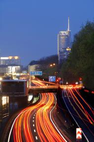 Die A 40 mit dem Essener RWE-Tower bei Nacht. <br>Foto: Klaus Meyer<br />