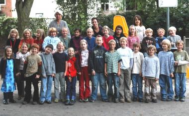 Gruppenbild der Klasse 3a der Bodelschwinghschule aus Münster. Die Klasse hat die Illustration der Grimmschen Märchen für die Lesung gemacht.<br>Foto: Bodelschwinghschule, Münster<br />