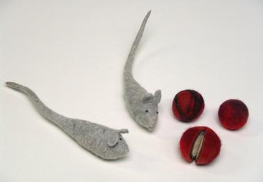Mäuse und Bälle entstehen in der Weihnachtswerkstatt auf Zollern.<br> Foto: LWL/Hudemann<br />