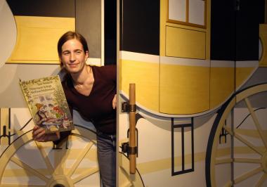 Die Mitarbeiterinnen des Industriemuseums laden Kinder zur Märchenstunde in der Postkutsche ein.<br>Foto: LWL<br />
