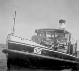 An Bord des Monopol-Schleppers 016. Erinnerungsfoto von Mai 1944 des französischen Zwangsarbeiters Louis Decaestecker.<br>Repro: LWL<br />