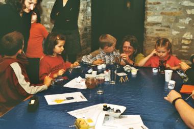 Kinder bemalen Glas im Rahmen des Museums-pädagogischen Programms in der Kaiserpfalz. <br/>Foto: WMfA