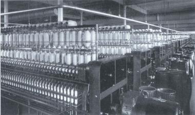 Dicht gereiht standen die Ringspinnmaschinen, auch in der Spinnerei Herding.            <br/>Foto: Sammlung Heckhuis, Rheine