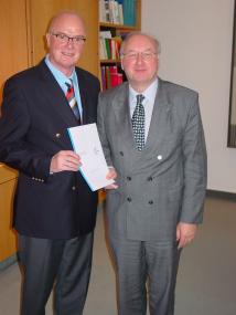 Wolfgang Schäfer (links) und Dieter Czogalla haben die Vereinbarung unterschrieben. <br>Foto: LWL<br />