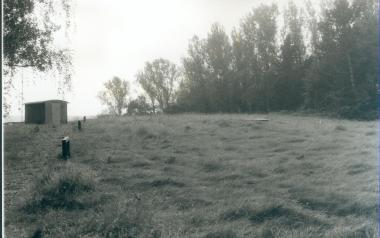 Unter dieser Wiese befindet sich der Atombunker der Bundeswehr, das kleine Gebäude links ist der Eingang.   <br>Foto: LWL<br />