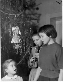 Singen und Musizieren unter dem Christbaum wie hier in den 1960er Jahren gibt es erst seit dem Ende des 18. Jahrhunderts.<br/>Foto: Landwirtschaftliches Wochenblatt