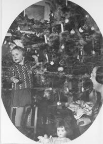 Ein Kind aus Recklinghausen beim "Plündern" des Weihnachtsbaumes in den1920er Jahren.  <br>Foto: LWL-Archiv</br>