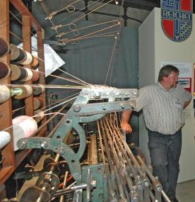 Die 80 Jahre alte Wirkmaschine "Hänsel" läuft Sonntag in der Ausstellung "Aufbau West". <br/>Foto: LWL/Hudemann