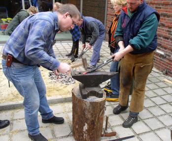 In dem Wochenendseminar schmieden die Teilnehmer Waffen nach germanischen Vorbildern. <br>Foto: LWL<br />