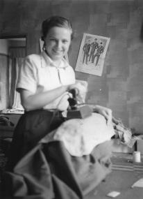 Dorothea Koch beim Bügeln in der Siegener Wohnung, 1952.          <br/>Foto: privat