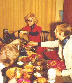 Der LWL sucht Ausstellungsstücke zu privaten Feiern wie diesem Fondue-Essen aus dem Jahr 1974. <br/>Repro: LWL