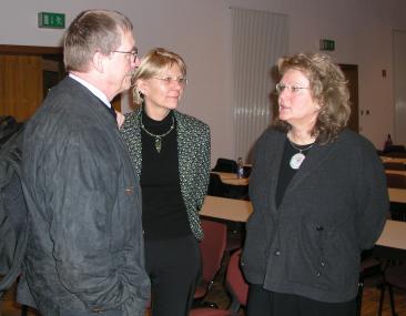 Prof. Dr. Sigrid Tschöpe-Scheffler (r.) und Prof. Dr. Reinhart Wolff (l.) diskutieren, wie die Jugendhilfe Eltern mit Erziehungsproblemen unterstützen kann.<br>Foto: LWL<br />