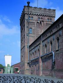 Ein wuchtiger Malakowturm ist das Markenzeichen der Zeche Hannover. <br/>Foto: LWL/Hudemann