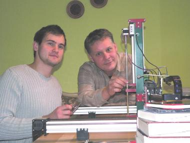 Jan Hallek (li.) und Ryszard Moroz konstruierten gemeinsam mit Guido Madsack und Jürgen Reinker einen Roboter, der Graphiken reinigt.<br>Foto: LWL/Spichala<br />