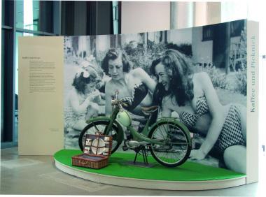 Sommerfrische mit Picknickkorb und Thermoskanne Anfang der 1960er Jahre. Foto: LWL/Hudemann