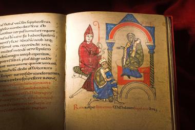 Der kniende Heinrich IV. bei seinem Bußgang 1077 nach Canossa. Die Ab-bildung stammt aus der Vita Mathildis aus dem Jahre 1117, der ältesten Dar-stellung der Ereignisse von Canossa. <br>Foto: Belser-Verlag<br />