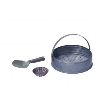 Sandkastenspielzeug, Ende 1940er Jahre Das Sieb wurde aus einem Gasmaskenfilter gemacht. <br> Foto: Preußenmuseum Wesel<br />
