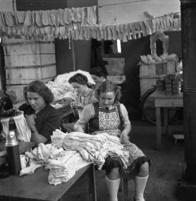 Blick in die Sockenproduktion bei Ruka in Sprockhövel, 1950er Jahre. <br/>Foto: Privat