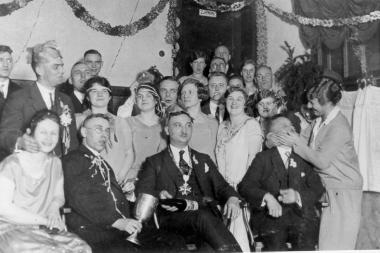Von Vereinen organisierte Karnevalsbälle, wie hier 1928 in Ahlen (Kreis Warendorf) zähmten das "unsittliche Karnevalstreiben". <br>Repro: LWL</br>