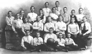 So brav sah ein Fußballverein vor über 100 Jahren aus: In Witten wurde der erste Fußballverein im Revier gegründet. Hier ein Mannschaftsfoto des FC Witten 92 in den 1890er-Jahren. <br>Foto: Privat.<br />