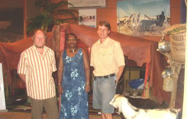 Werner Beckmann (li.) vom LWL-Naturkundemuseum besuchte das namibianische Nationalmuseum in Windhoek. Direktorin Esther Moombolah-Goagoses (M.) und Kurator Tapani Kuivanen freuen sich über die Leihgaben aus Münster.<br>Foto: Privat<br />