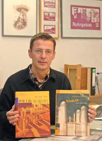 Ein Buch geht um die Welt: Die "Schiffshebewerke der Welt" von Eckhard Schinkel gibt es jetzt auch auf Chinesisch. <br/>Foto: LWL/Holtappels