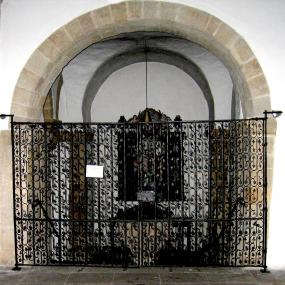 Eines der ältesten schmiedeeisernen Gitter ist in die St. Saturnina-Kirche in Bad Driburg-Neuenheerse zurückgekehrt, der LWL hat es jetzt zum Denkmal des Monats gekürt. <br/>Foto: Restaurierungsatelier "Die Schmiede", Duisburg