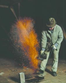 Funken fliegen, wenn der Brenner den Ringofen befeuert. <br/> Foto: LWL