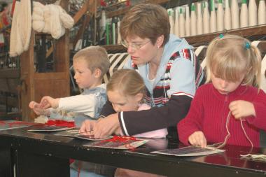 Kinder weben im Textilmuseum Bocholt. <br/>Foto: LWL
