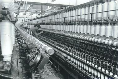 Ringspinnmaschine der Firma Gebr. Laurenz in Ochtrup (1954). Eine typgleich Maschine gehört zur Sammlung des Industriemuseums. <br/> Foto: Kritschler, Repro: LWL