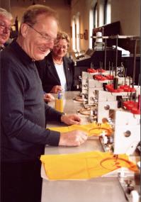 Reinhold Pfadt erklärt die Arbeit an der Zangs Stickmaschine. <br>Foto: WIM<br />