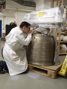 Vor dem Transport nach Corvey wir die Cantabona von Restaurator Sebastian Pechtold sorgfältig verpackt. <br>Foto: LWL/Brentführer.<br />