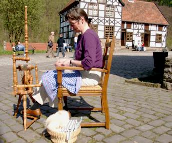 Spinnerin Beate Hoppe aus Meinerzhagen (Märkischer Kreis) betreibt die Spinnstube während der Veranstaltung umGARNen.  <br/>Foto: LWL
