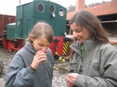 Mit einer Naturführerin gehen Kinder ab sechs Jahren und interessierte Erwachsene auf Entdeckungstour durch die heimische Natur. <br/>Foto: Birgit Ehses
